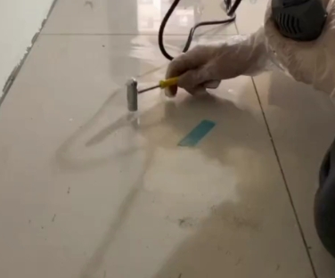 阎良瓷砖开裂维修公司专业分享瓷砖在铺贴前如果没有沥干水分，将会导致以下问题