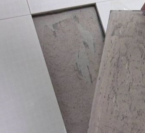 阎良瓷砖空鼓维修公司分享瓷砖铺贴时如果打浆（即涂抹在瓷砖背面和基层上的砂浆或瓷砖胶）过少，会带来以下问题